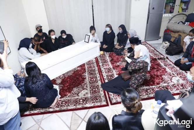 8 Foto Kedatangan Jenazah Vanessa Angel dan Suami di Rumah Duka, Disambut Isak Tangis!