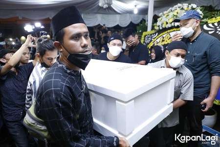 8 Foto Kedatangan Jenazah Vanessa Angel dan Suami di Rumah Duka, Disambut Isak Tangis!