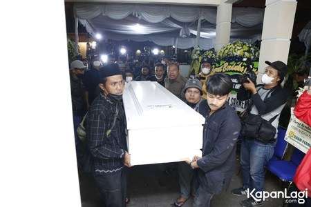 8 Foto Kedatangan Jenazah Vanessa Angel dan Suami di Rumah Duka, Disambut Isak Tangis!