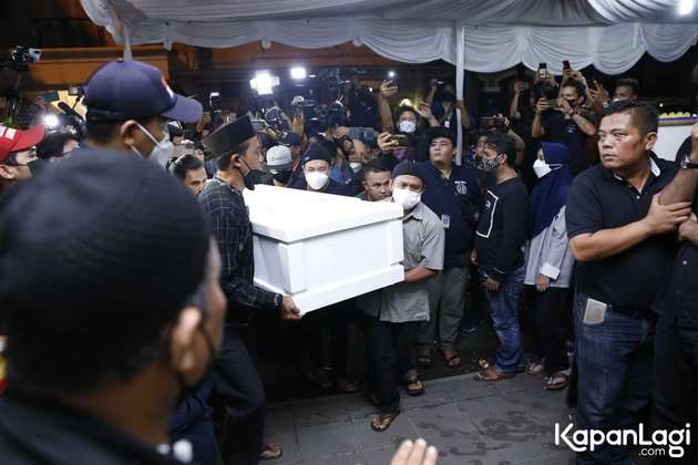8 Foto Kedatangan Jenazah Vanessa Angel dan Suami di Rumah Duka, Disambut Isak Tangis!