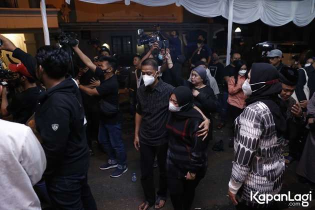 8 Foto Kedatangan Jenazah Vanessa Angel dan Suami di Rumah Duka, Disambut Isak Tangis!