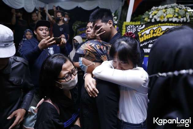 8 Foto Kedatangan Jenazah Vanessa Angel dan Suami di Rumah Duka, Disambut Isak Tangis!
