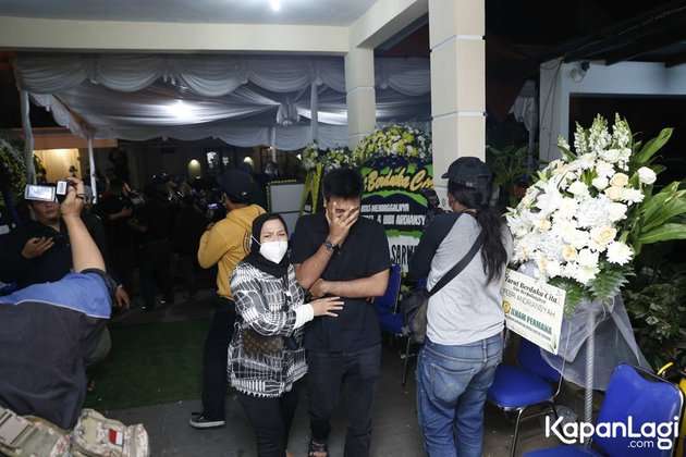 8 Foto Kedatangan Jenazah Vanessa Angel dan Suami di Rumah Duka, Disambut Isak Tangis!