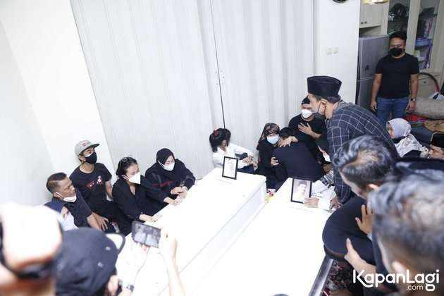 8 Foto Kedatangan Jenazah Vanessa Angel dan Suami di Rumah Duka, Disambut Isak Tangis!