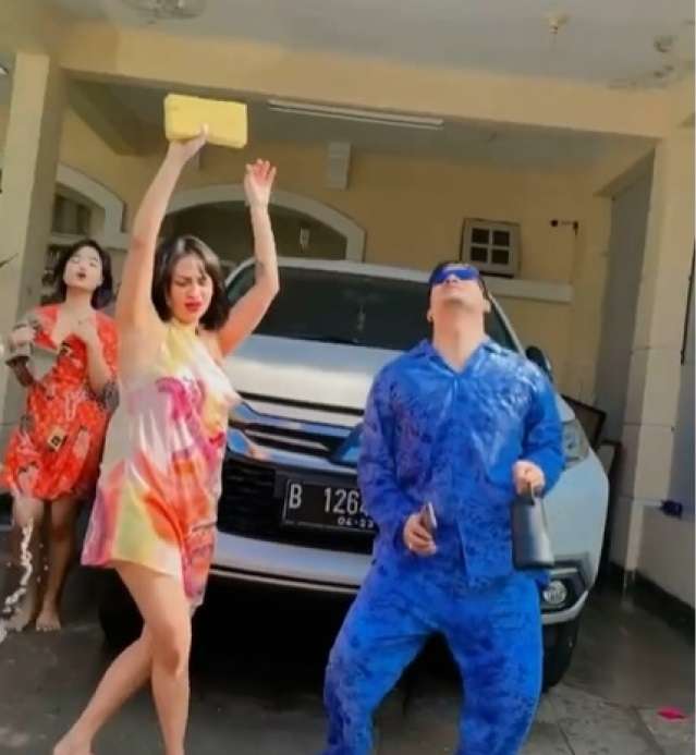 Momen Vanessa Angel dan Bibi Ardiansyah Syukuran Saat Punya Pajero Baru, Kini Tinggal Kenangan