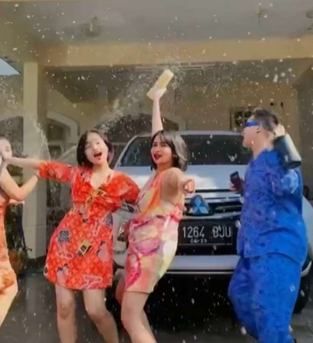 Momen Vanessa Angel dan Bibi Ardiansyah Syukuran Saat Punya Pajero Baru, Kini Tinggal Kenangan