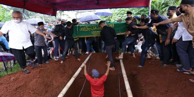 Tangis di Pusara Vanessa Angel dan Bibi Andriansyah, Satu Liang Lahad
