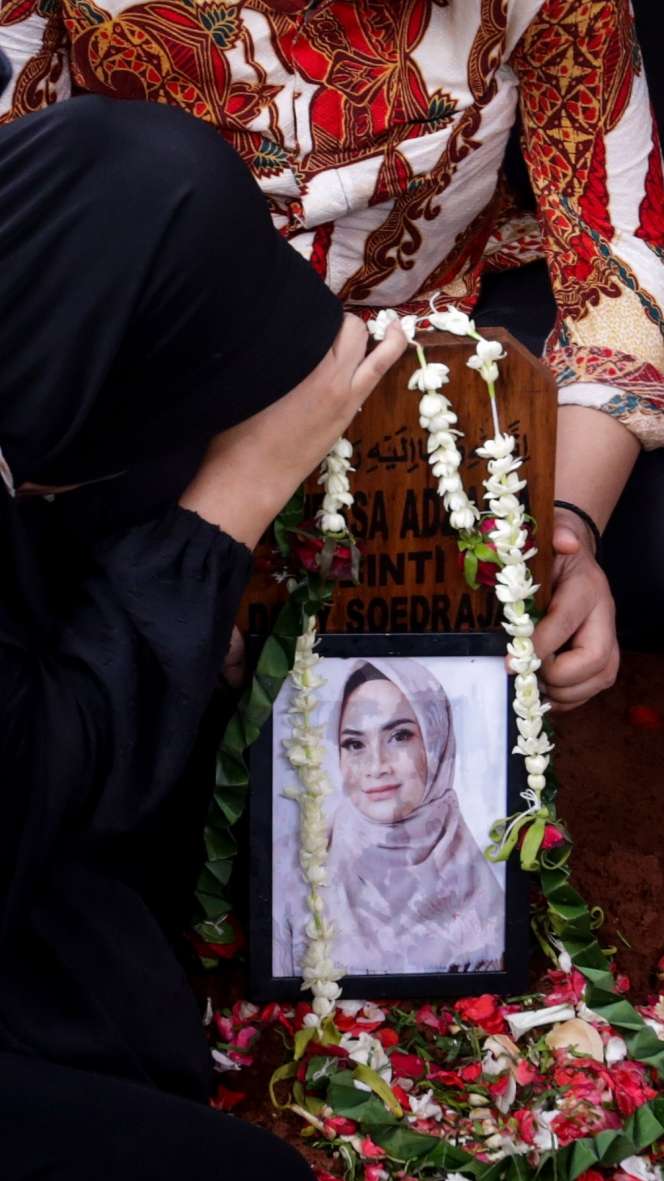 Tangis di Pusara Vanessa Angel dan Bibi Andriansyah, Satu Liang Lahad