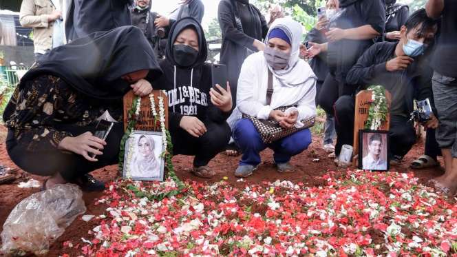 Tangis di Pusara Vanessa Angel dan Bibi Andriansyah, Satu Liang Lahad