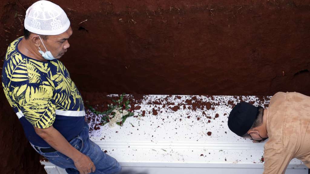 Tangis di Pusara Vanessa Angel dan Bibi Andriansyah, Satu Liang Lahad