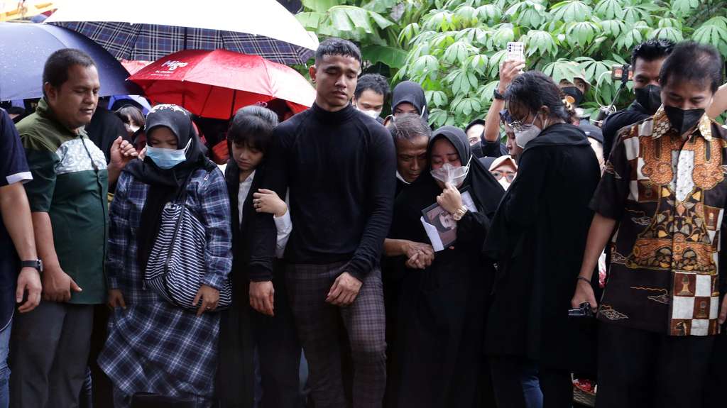 Tangis di Pusara Vanessa Angel dan Bibi Andriansyah, Satu Liang Lahad