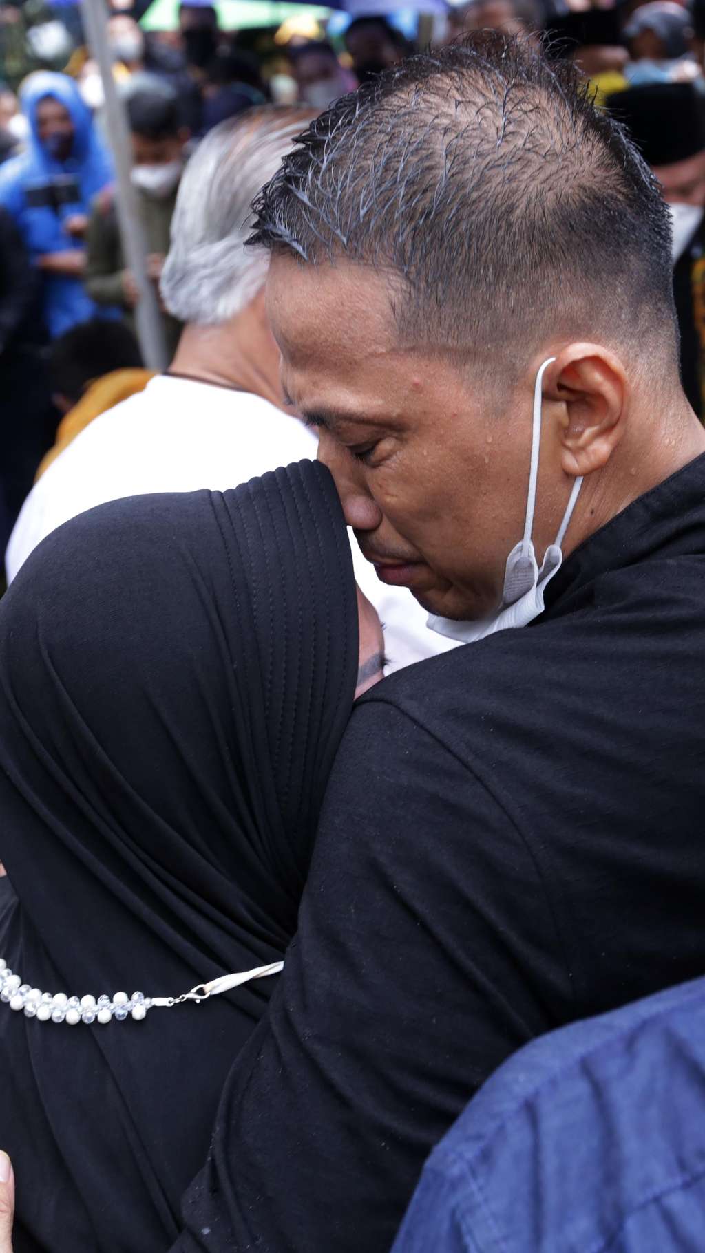 Tangis di Pusara Vanessa Angel dan Bibi Andriansyah, Satu Liang Lahad