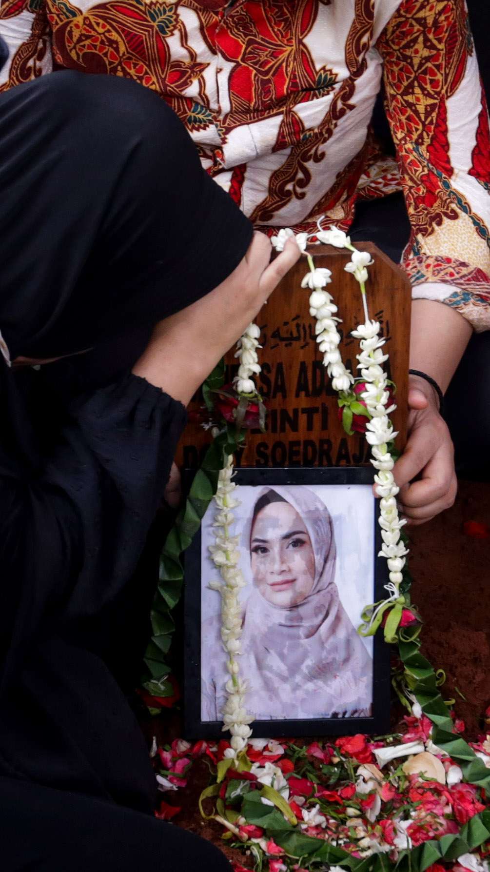Tangis di Pusara Vanessa Angel dan Bibi Andriansyah, Satu Liang Lahad