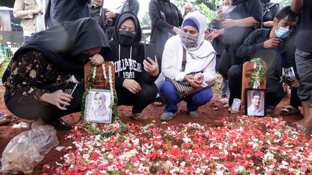 Tangis di Pusara Vanessa Angel dan Bibi Andriansyah, Satu Liang Lahad