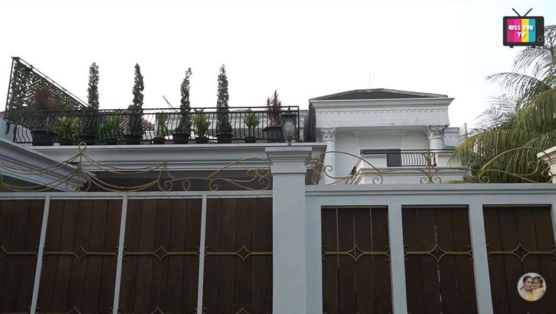 14 Penampakan Rumah Iis Dahlia Super Mewah Bak Istana yang Jarang Tersorot, Plafon Kamar Mandi Sempat Jebol!