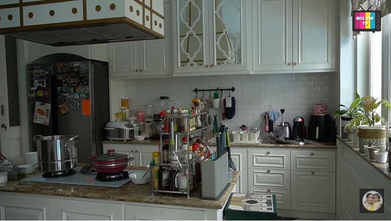 14 Penampakan Rumah Iis Dahlia Super Mewah Bak Istana yang Jarang Tersorot, Plafon Kamar Mandi Sempat Jebol!