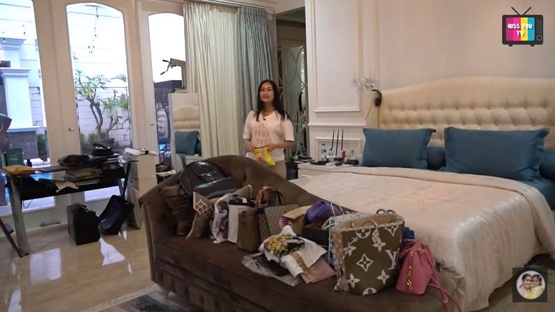 14 Penampakan Rumah Iis Dahlia Super Mewah Bak Istana yang Jarang Tersorot, Plafon Kamar Mandi Sempat Jebol!