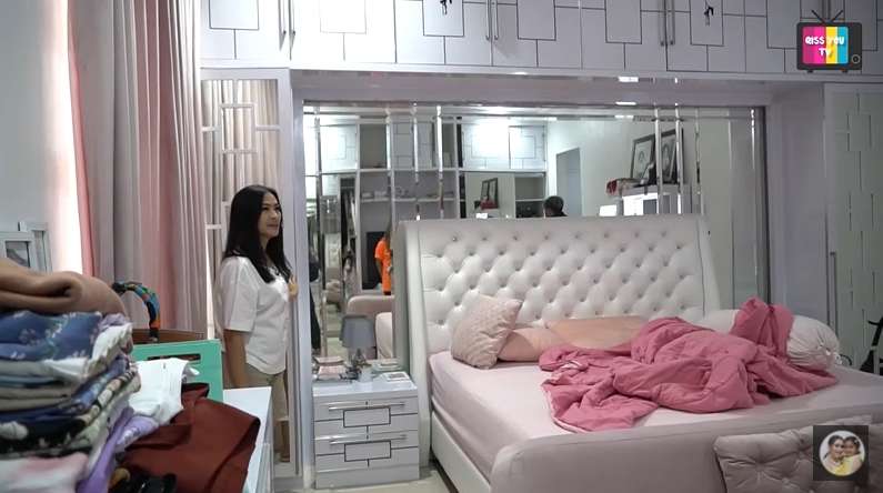 14 Penampakan Rumah Iis Dahlia Super Mewah Bak Istana yang Jarang Tersorot, Plafon Kamar Mandi Sempat Jebol!