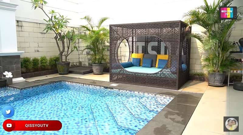 14 Penampakan Rumah Iis Dahlia Super Mewah Bak Istana yang Jarang Tersorot, Plafon Kamar Mandi Sempat Jebol!