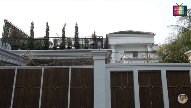 14 Penampakan Rumah Iis Dahlia Super Mewah Bak Istana yang Jarang Tersorot, Plafon Kamar Mandi Sempat Jebol!