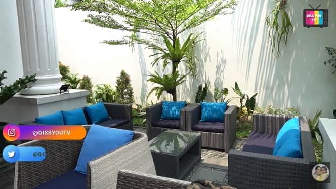 14 Penampakan Rumah Iis Dahlia Super Mewah Bak Istana yang Jarang Tersorot, Plafon Kamar Mandi Sempat Jebol!