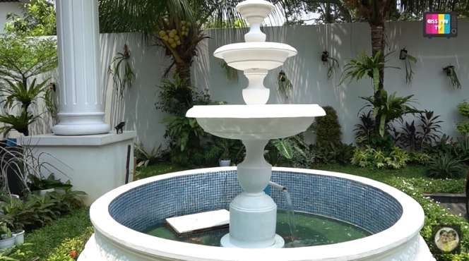 14 Penampakan Rumah Iis Dahlia Super Mewah Bak Istana yang Jarang Tersorot, Plafon Kamar Mandi Sempat Jebol!