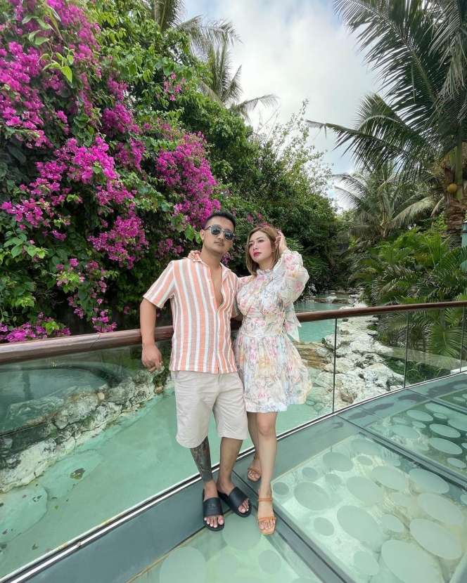 8 Foto Sosok Istri Crazy Rich Surabaya yang Rawat Anak Vanessa Angel, Cantik dan Super Tajir!