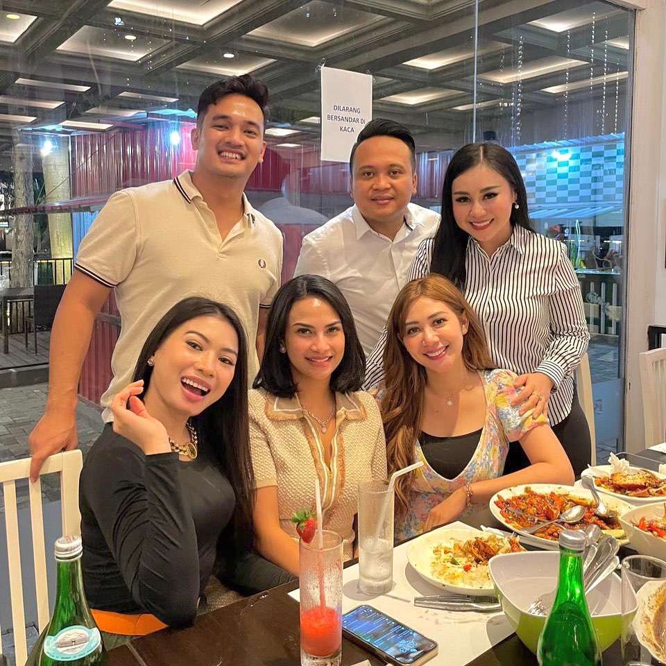 8 Foto Sosok Istri Crazy Rich Surabaya yang Rawat Anak Vanessa Angel, Cantik dan Super Tajir!