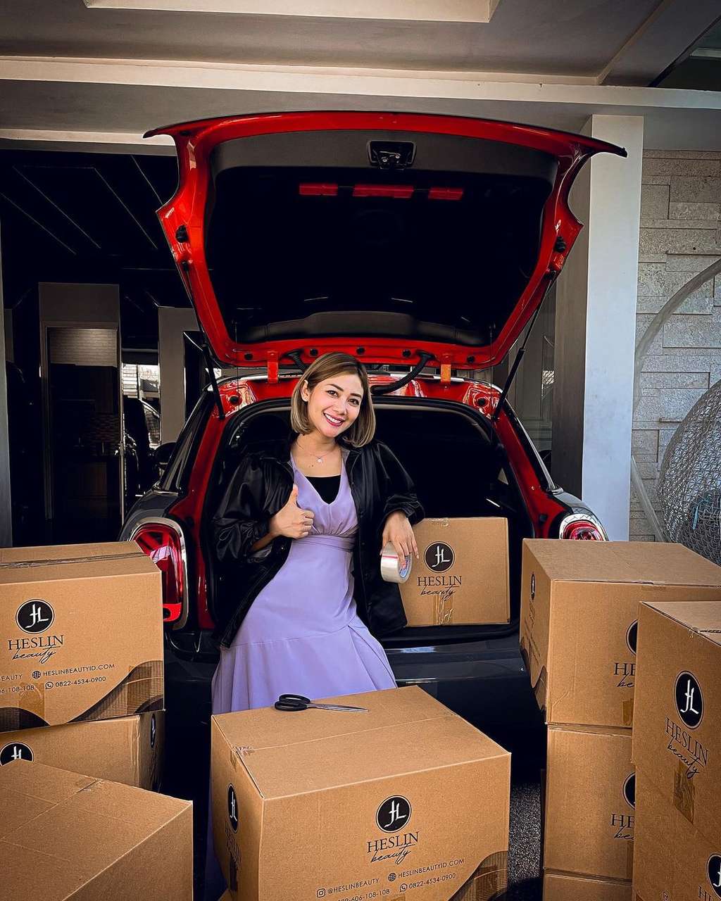 8 Foto Sosok Istri Crazy Rich Surabaya yang Rawat Anak Vanessa Angel, Cantik dan Super Tajir!