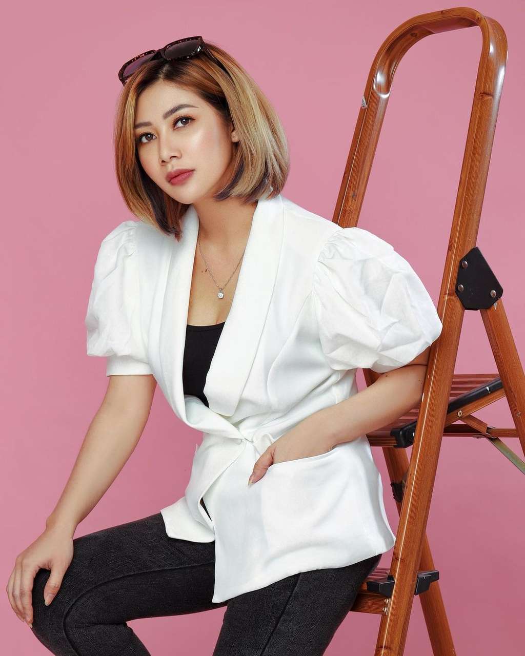 8 Foto Sosok Istri Crazy Rich Surabaya yang Rawat Anak Vanessa Angel, Cantik dan Super Tajir!
