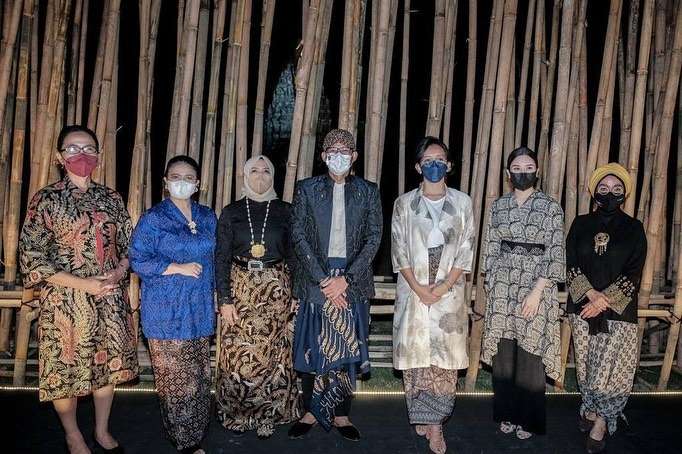 6 Potret Angela Tanoesoedibjo Saat Bertugas, Cantiknya Bikin Klepek-Klepek!