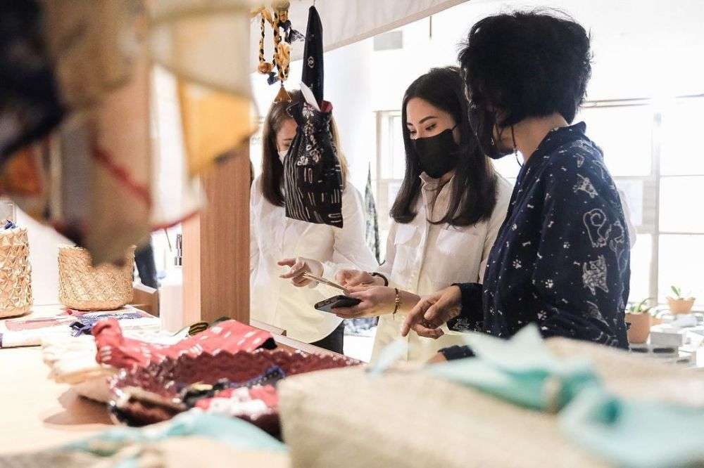 6 Potret Angela Tanoesoedibjo Saat Bertugas, Cantiknya Bikin Klepek-Klepek!