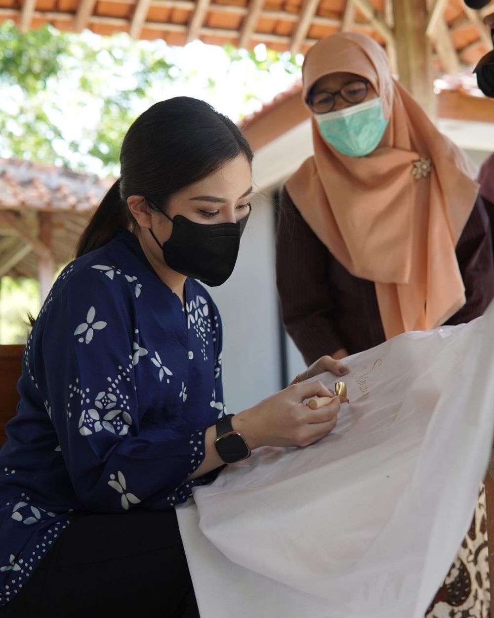 6 Potret Angela Tanoesoedibjo Saat Bertugas, Cantiknya Bikin Klepek-Klepek!