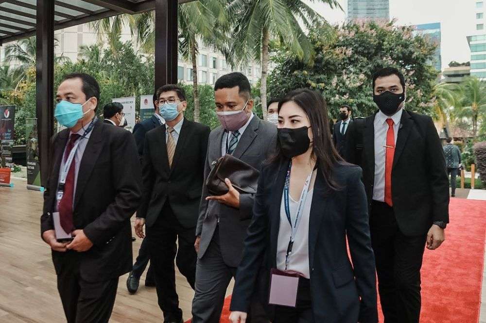 6 Potret Angela Tanoesoedibjo Saat Bertugas, Cantiknya Bikin Klepek-Klepek!