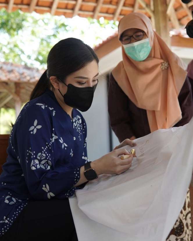 6 Potret Angela Tanoesoedibjo Saat Bertugas, Cantiknya Bikin Klepek-Klepek!