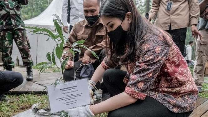 6 Potret Angela Tanoesoedibjo Saat Bertugas, Cantiknya Bikin Klepek-Klepek!