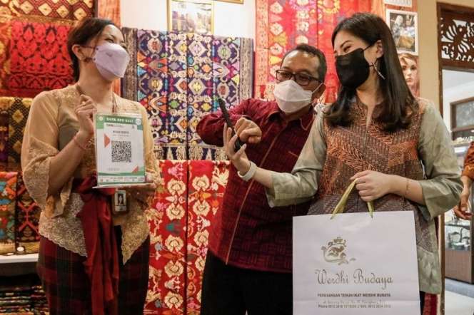 6 Potret Angela Tanoesoedibjo Saat Bertugas, Cantiknya Bikin Klepek-Klepek!