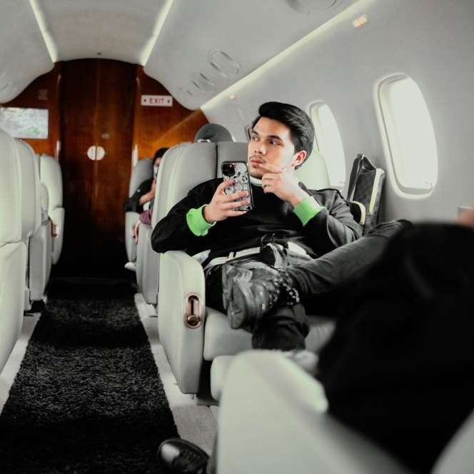 10 Foto Adu Gaya Dimas Ahmad vs Thariq Halilintar, Siapa yang Dipilih Chandrika Chika?