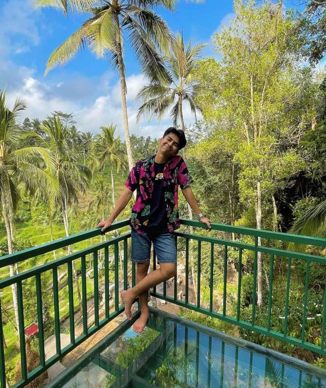 10 Foto Adu Gaya Dimas Ahmad vs Thariq Halilintar, Siapa yang Dipilih Chandrika Chika?