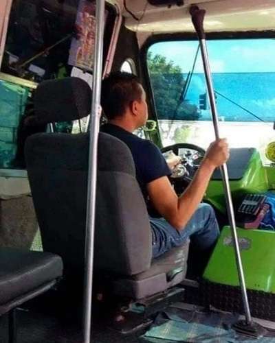 10 Momen Kocak Penumpang Saat di Bus, Tingkahnya Bikin Geleng Kepala!