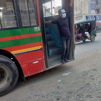 10 Momen Kocak Penumpang Saat di Bus, Tingkahnya Bikin Geleng Kepala!