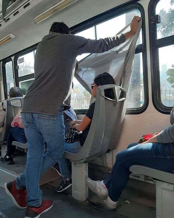 10 Momen Kocak Penumpang Saat di Bus, Tingkahnya Bikin Geleng Kepala!