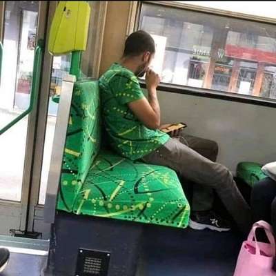 10 Momen Kocak Penumpang Saat di Bus, Tingkahnya Bikin Geleng Kepala!