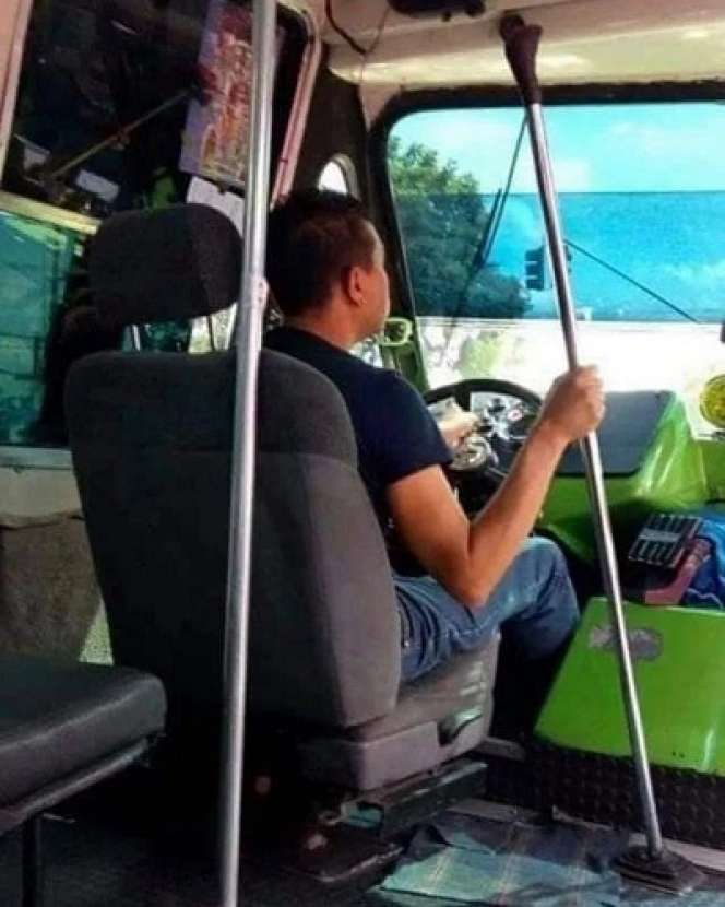 10 Momen Kocak Penumpang Saat di Bus, Tingkahnya Bikin Geleng Kepala!