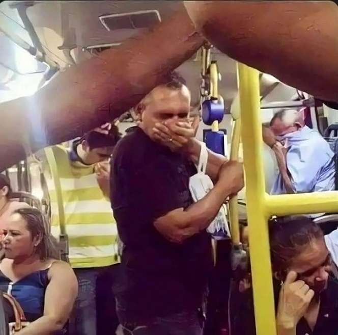 10 Momen Kocak Penumpang Saat di Bus, Tingkahnya Bikin Geleng Kepala!