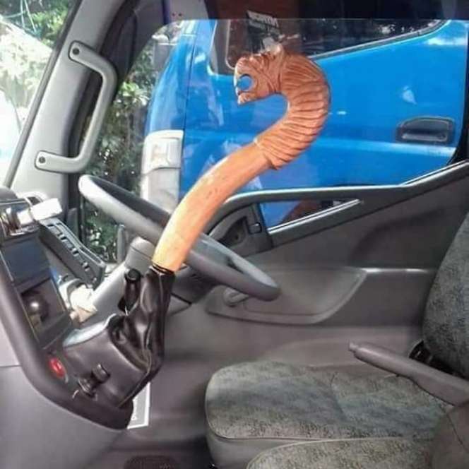 10 Momen Kocak Penumpang Saat di Bus, Tingkahnya Bikin Geleng Kepala!