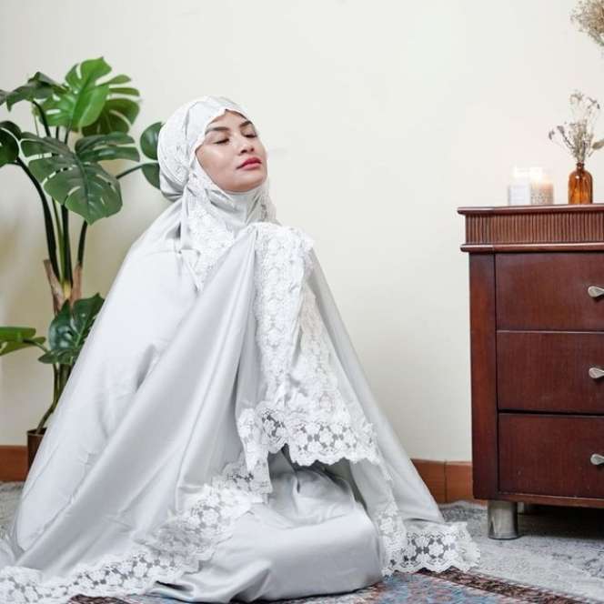 Cantiknya Mendiang Vannesa Angel dalam Balutan Hijab