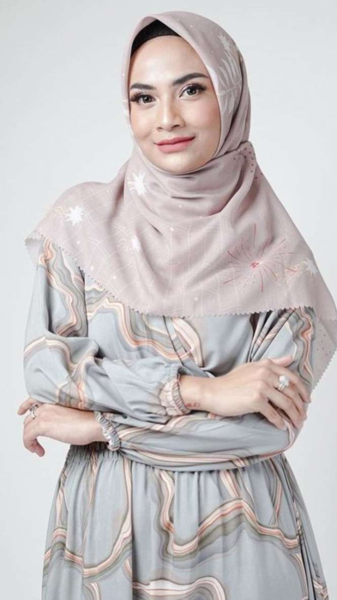 Cantiknya Mendiang Vannesa Angel dalam Balutan Hijab