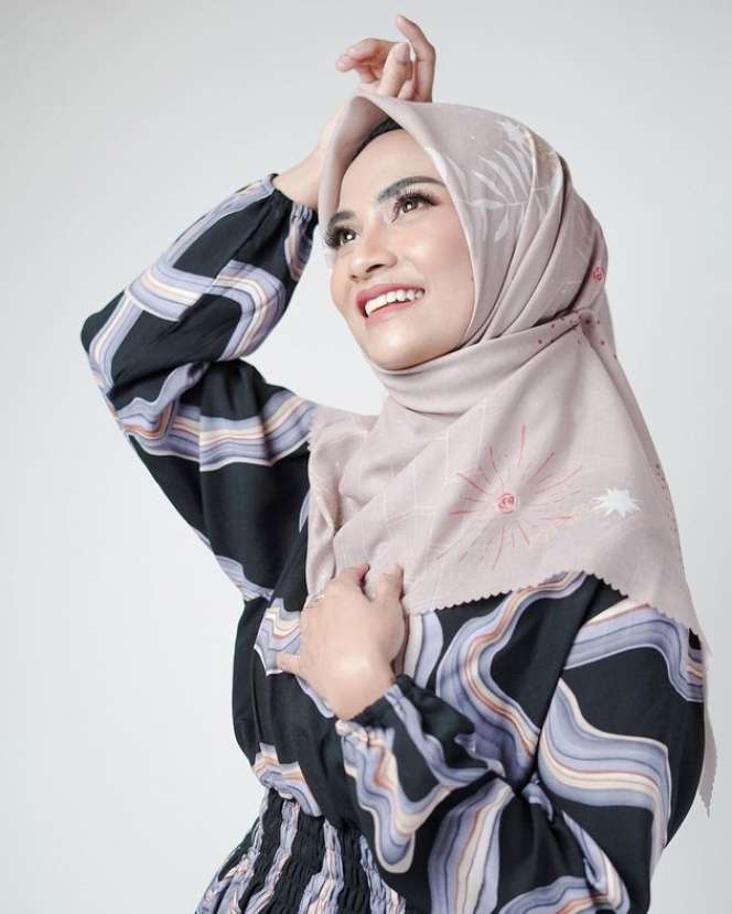 Cantiknya Mendiang Vannesa Angel dalam Balutan Hijab