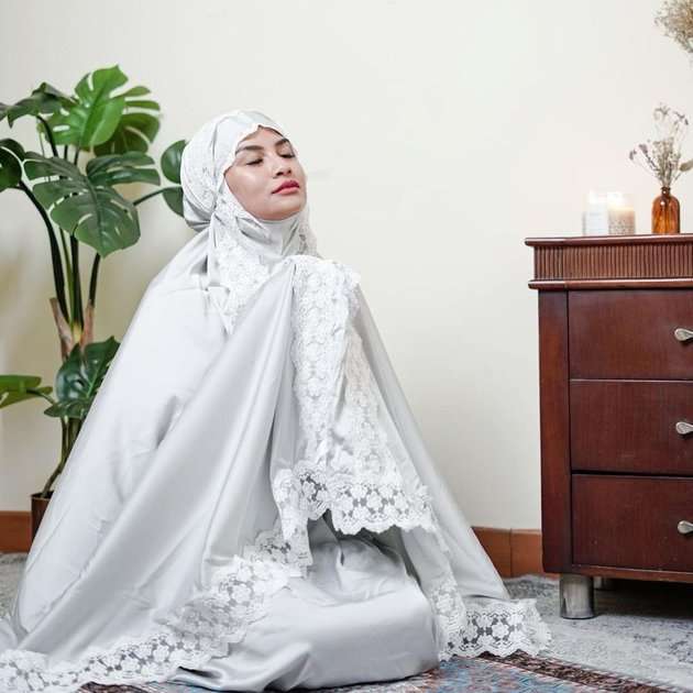 Cantiknya Mendiang Vannesa Angel dalam Balutan Hijab